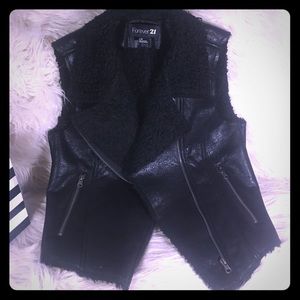🔥Forever 21 leather vest with shearling lining🔥