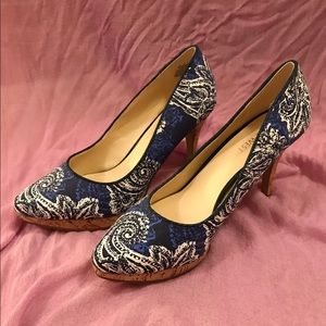 NINE WEST BLUE AND WHITE HEELS