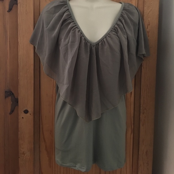 Beautiful V-Neck Top - Picture 3 of 4