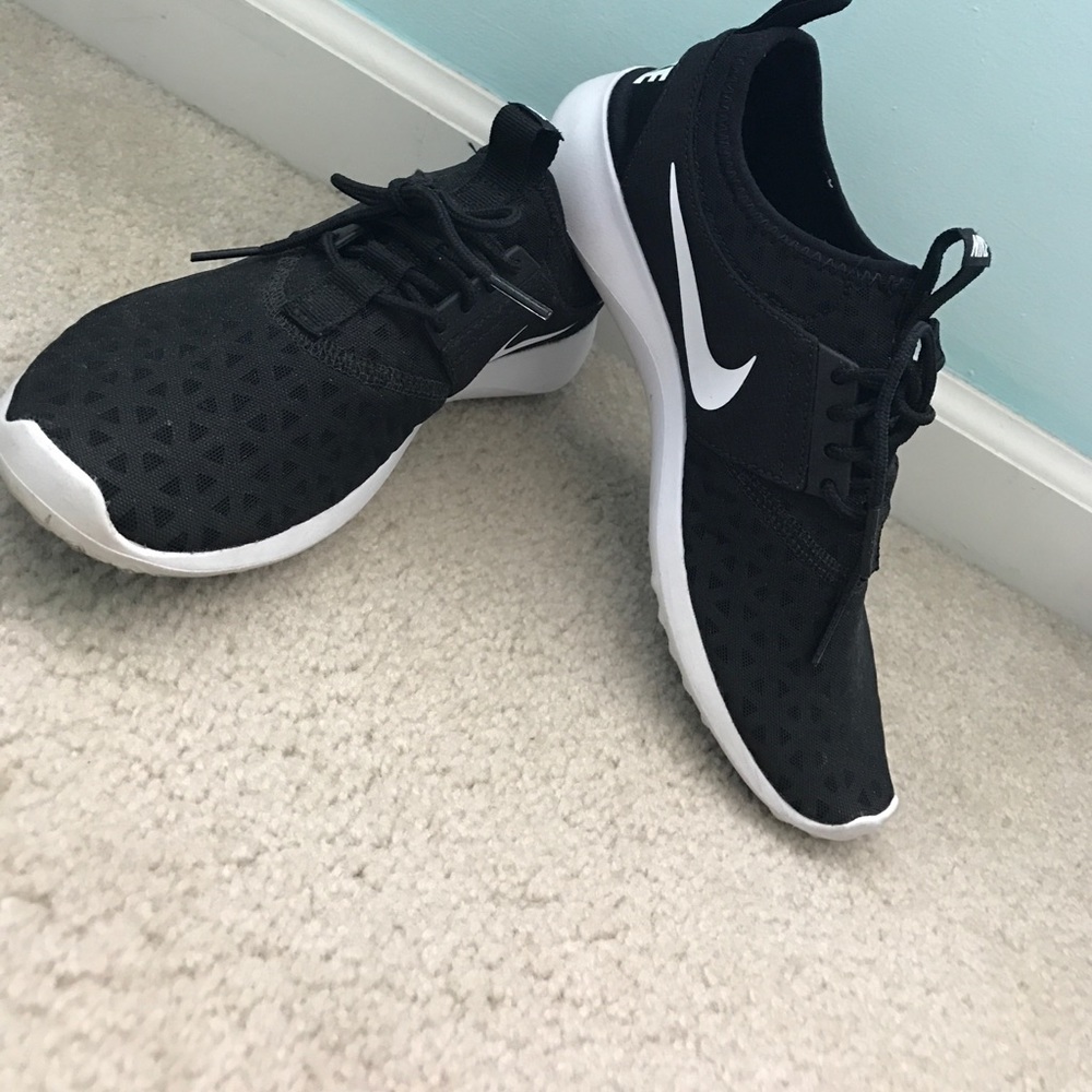 Black Nike Shoes