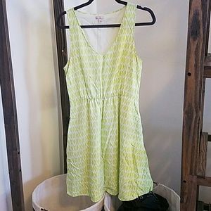 Bright green and white dress pockets!