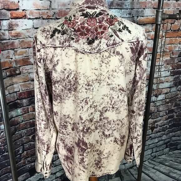 Urban Outfitters Buttonup - Picture 3 of 5