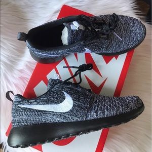 Women's Nike Roshe one flyknit Oreo. Size 8