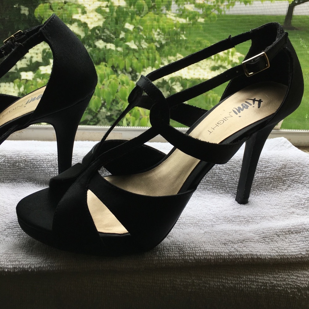 Black velvet heels- make offer😄