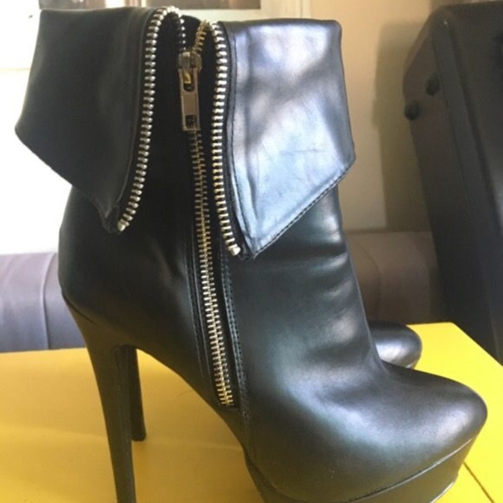 Zipper trimmed booties