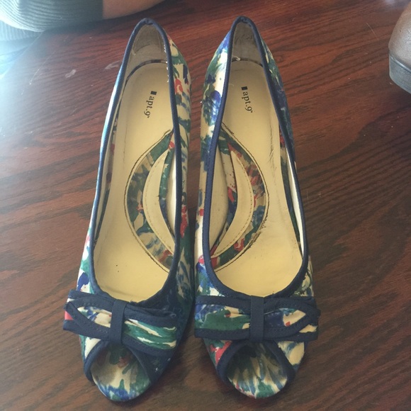 Apt. 9 Shoes - Apt 9 floral heels 🌸