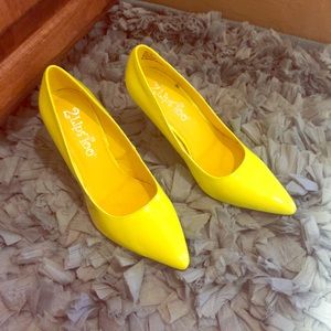 Size 7 neon yellow heels
