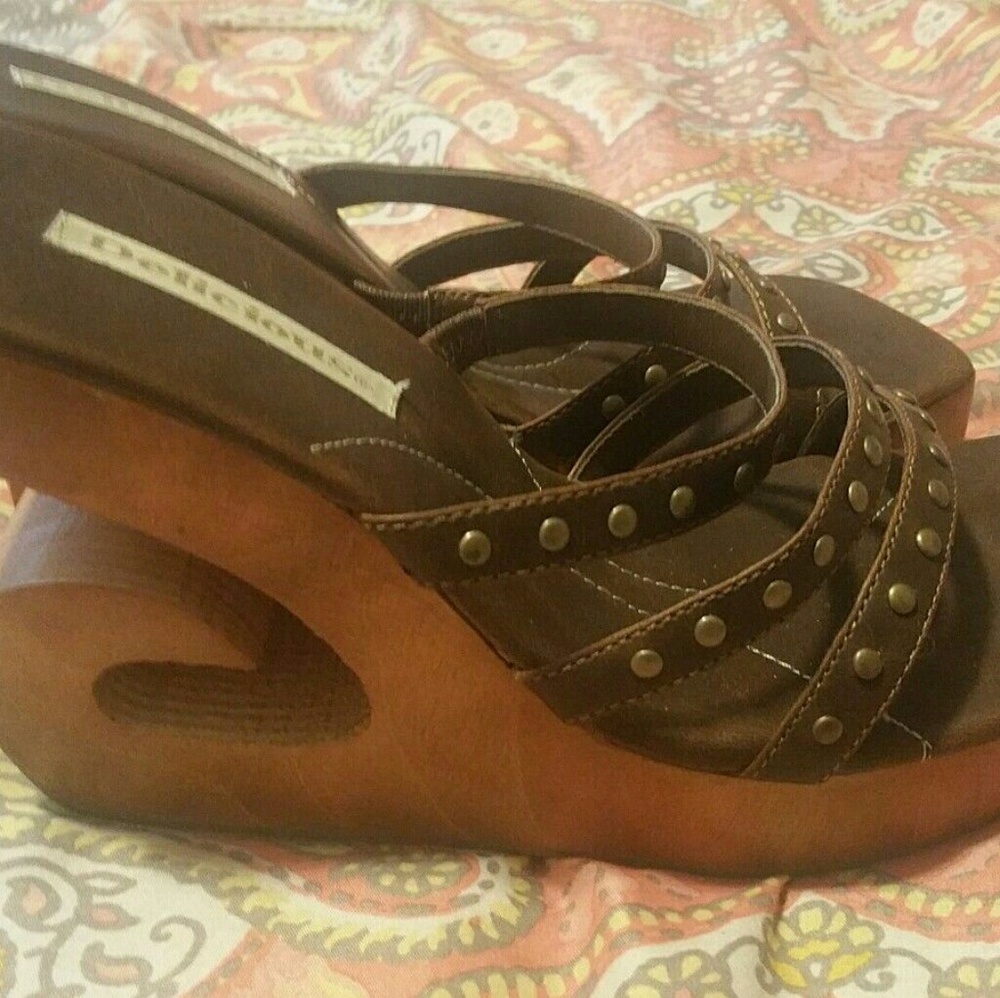 Delicious Brand Cute Brown Heels