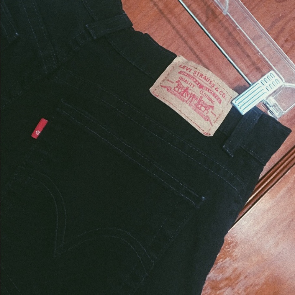 Black high waisted Levi shorts "mom shorts"