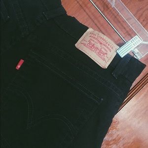 Black high waisted Levi shorts "mom shorts"