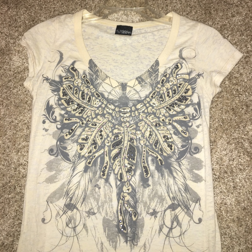✨Daytrip size small decorative v-neck tee✨