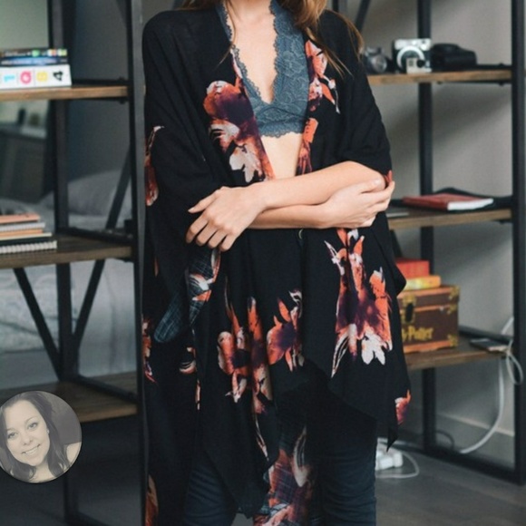 Sweaters - Last 1🌟🌟🌟🌟Black floral kimono