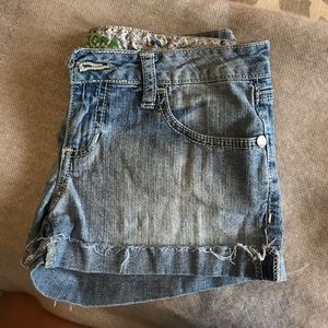 Woman's/junior's light wash shorts