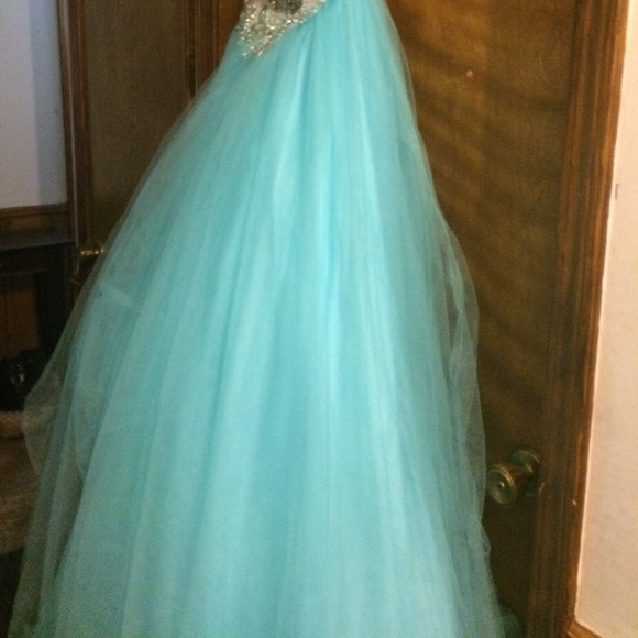 Prom dress - Picture 2 of 4