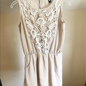 Detailed Sleeveless Blouse
