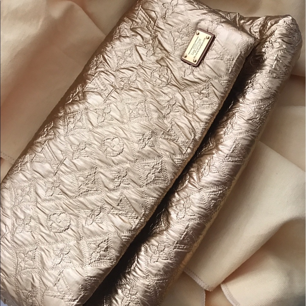 SOLD🎉🎉🎉Louis Vuitton limelight clutch MM