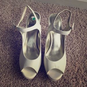 ✨ G Guess white heels shoes pumps 💗 night out
