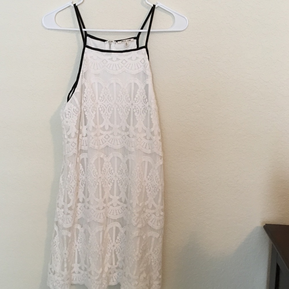 White sleeve less dress
