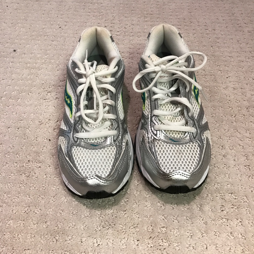 Saucony oasis tennis shoes