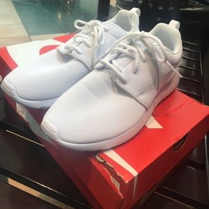 White Nike Roshe