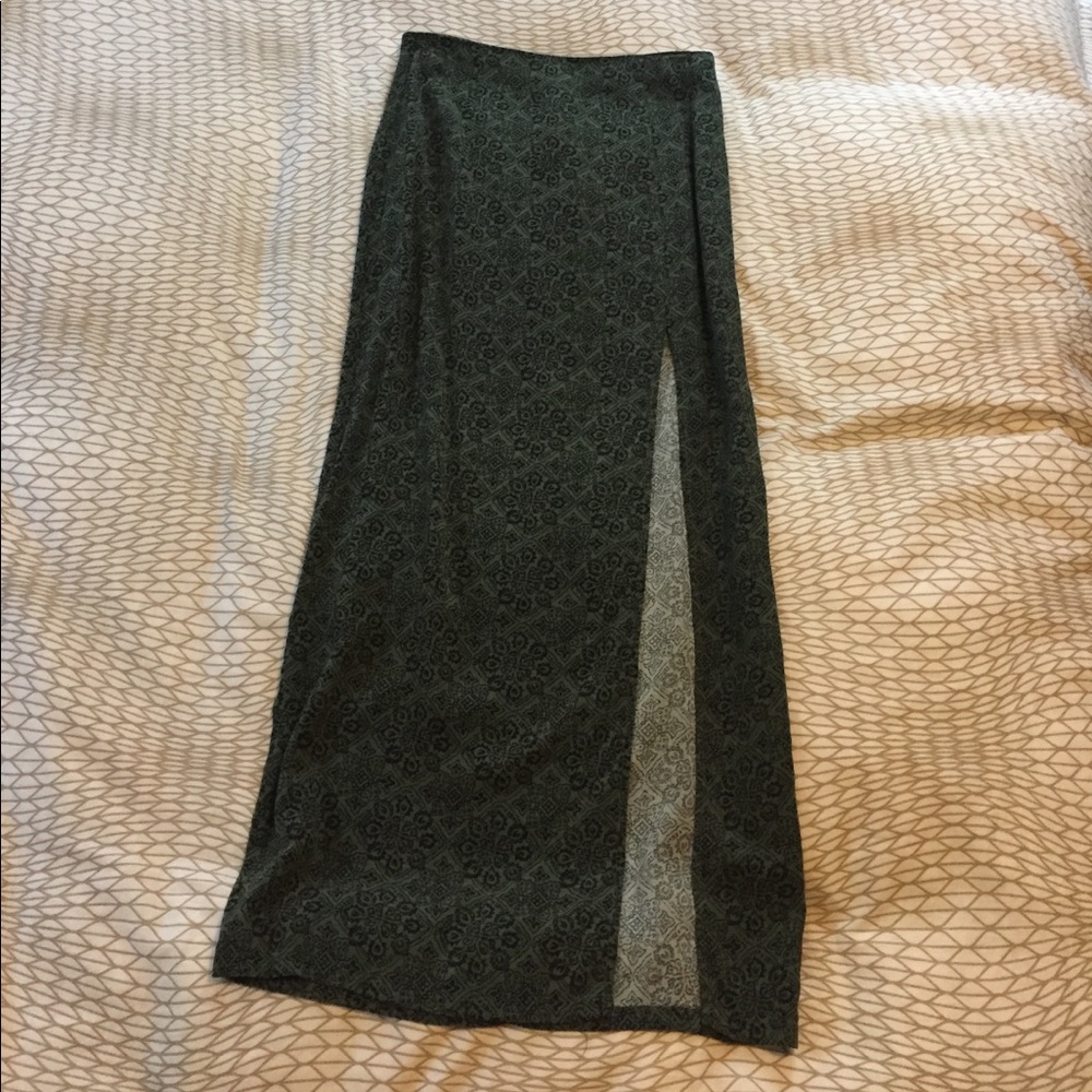 Green and black printed maxi skirt with slit