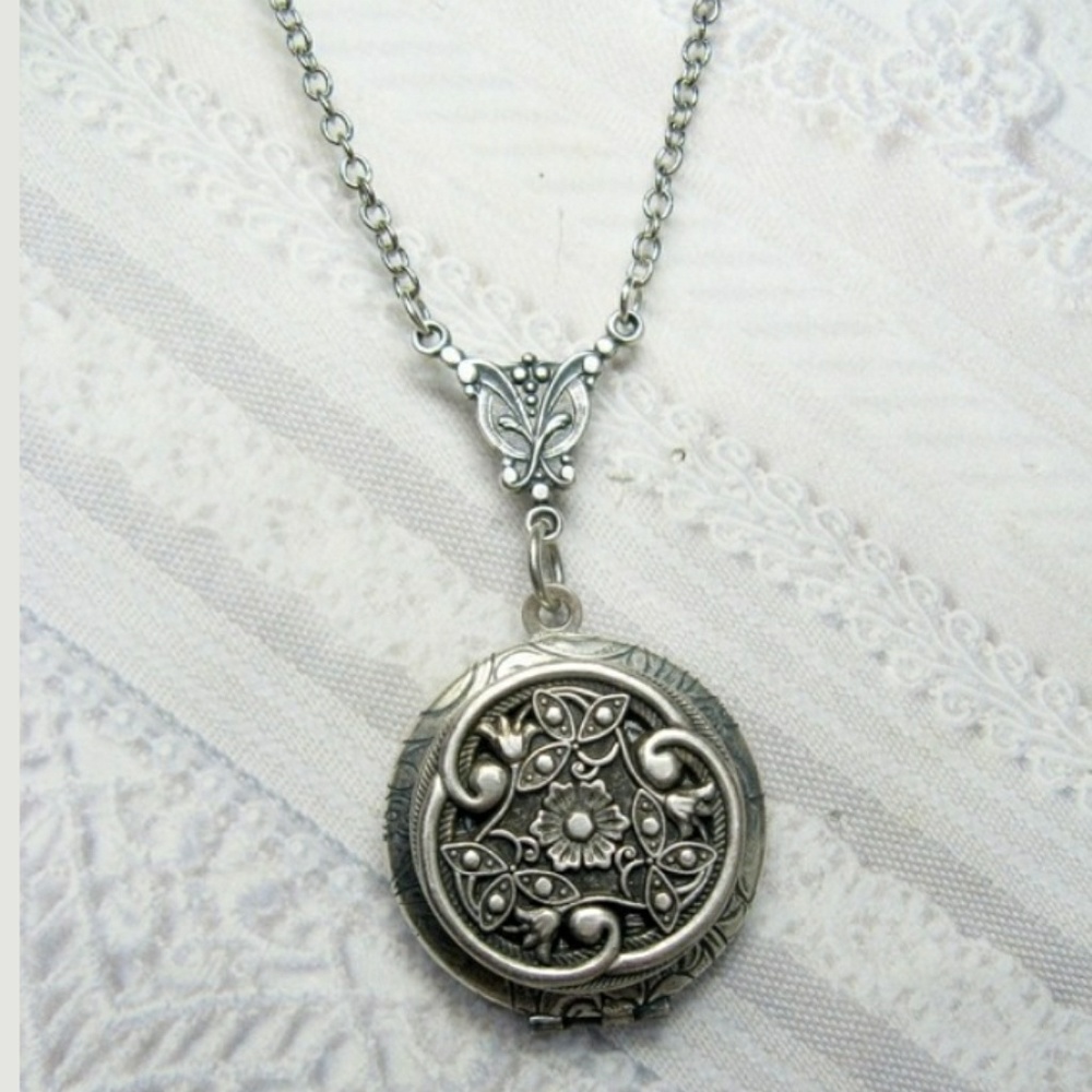 ☘Silver Celtic knot locket