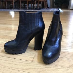 NEVER WORN Steve Madden Black Booties