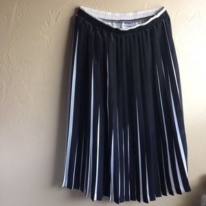 Black and White pleated skirt