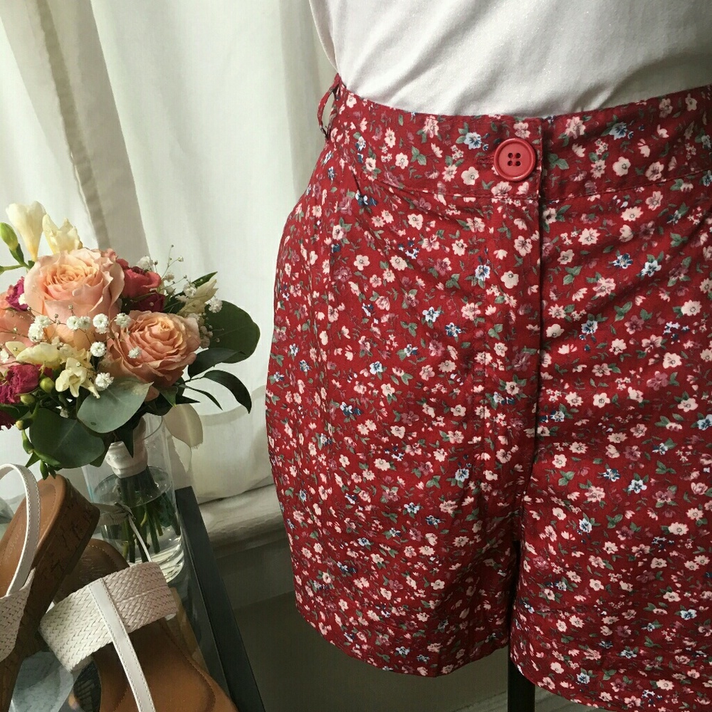 High-waisted floral print shorts