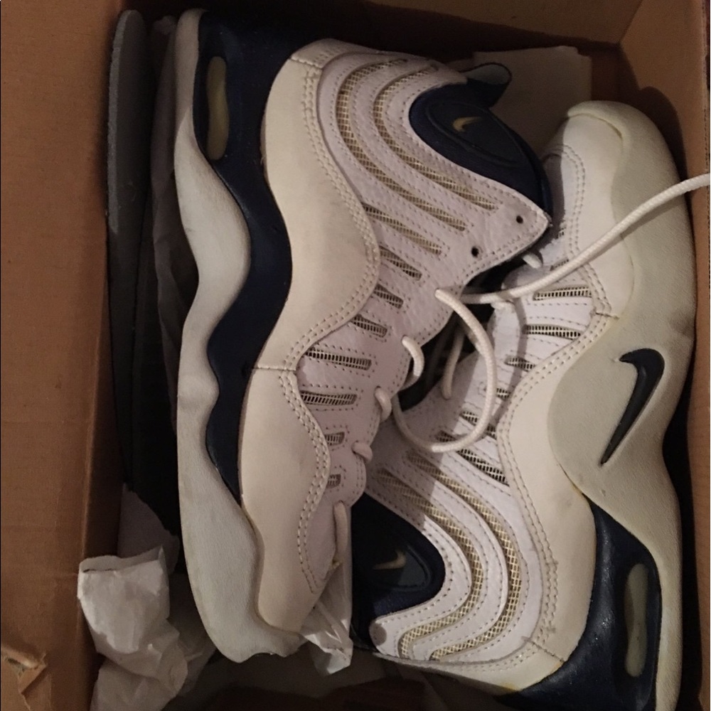OG Nike Bakins size 4.5in boys / 6.5 in women