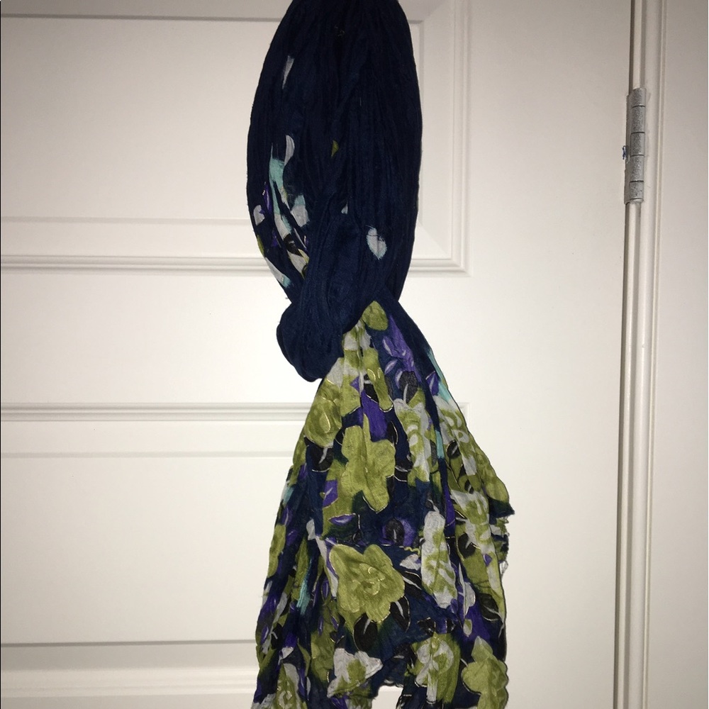 🌸Navy Blue floral linen scarf