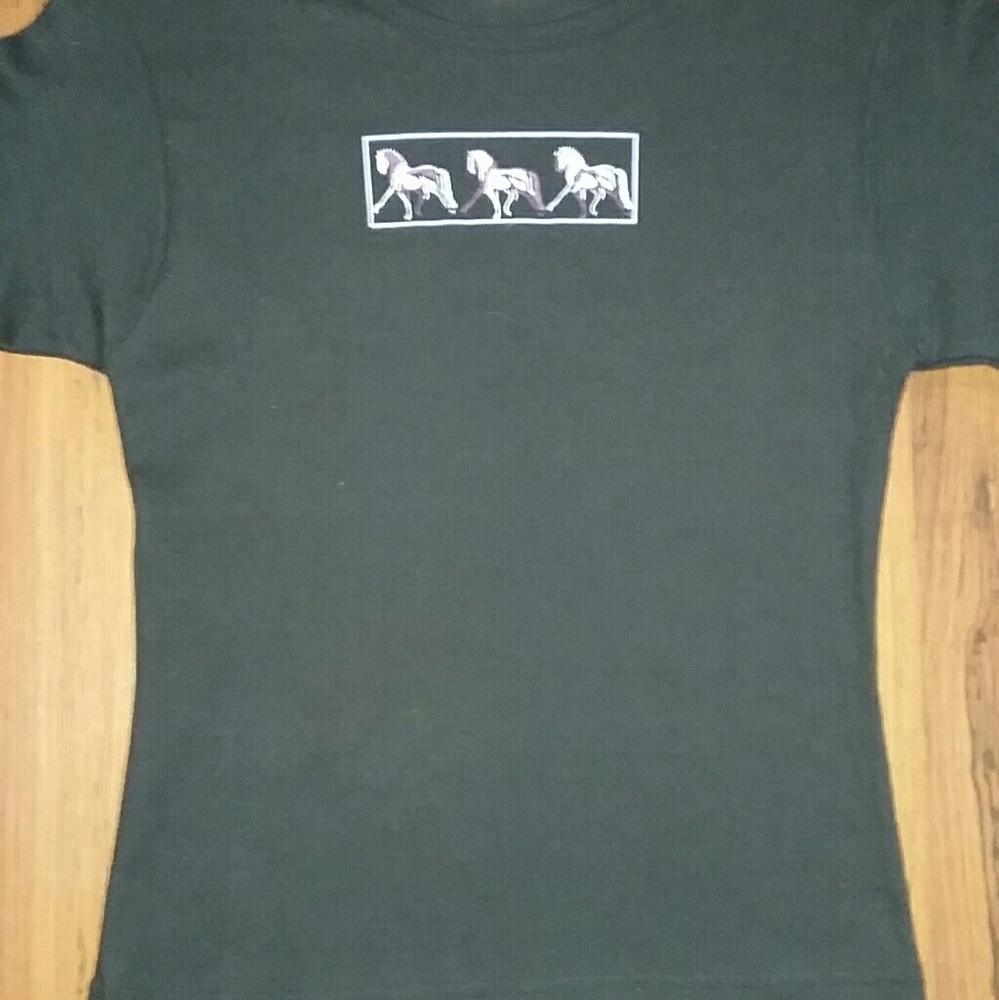 New horse detail long sleeve tee.