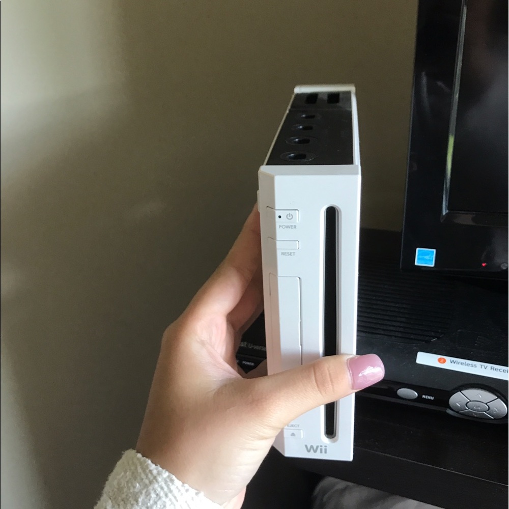 Wii - Picture 2 of 4