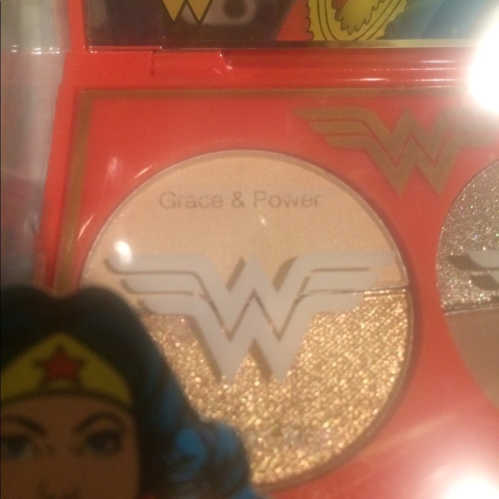 NEW Wonder Woman Eyeshadow - Picture 2 of 5
