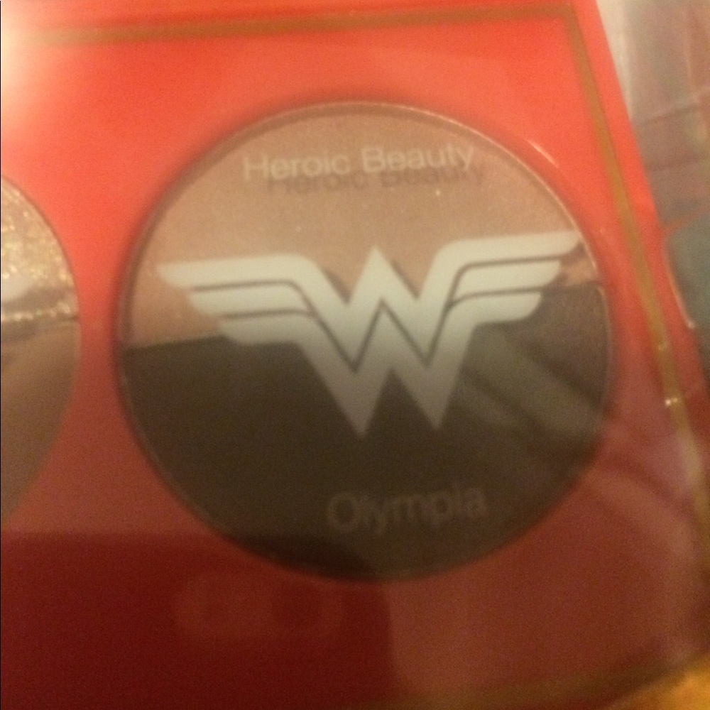 NEW Wonder Woman Eyeshadow - Picture 4 of 5