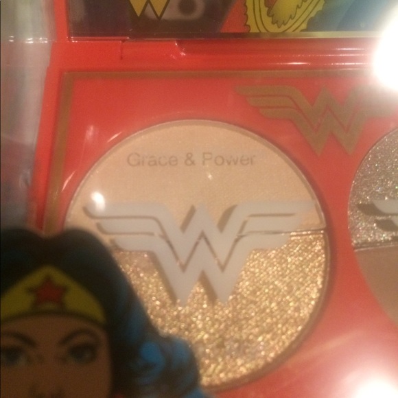 NEW Wonder Woman Eyeshadow - Picture 2 of 5