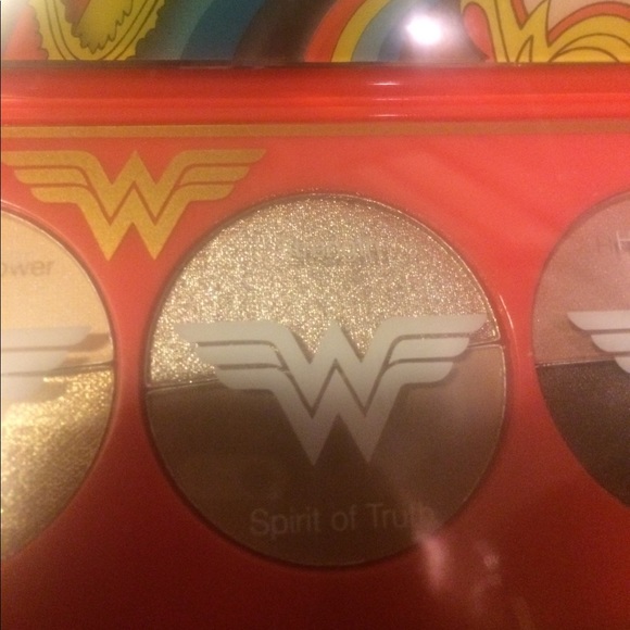 NEW Wonder Woman Eyeshadow - Picture 3 of 5
