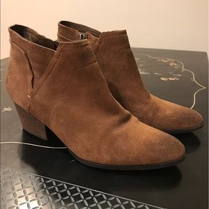 Crown Vintage ankle boots. Sz 9. Suede.