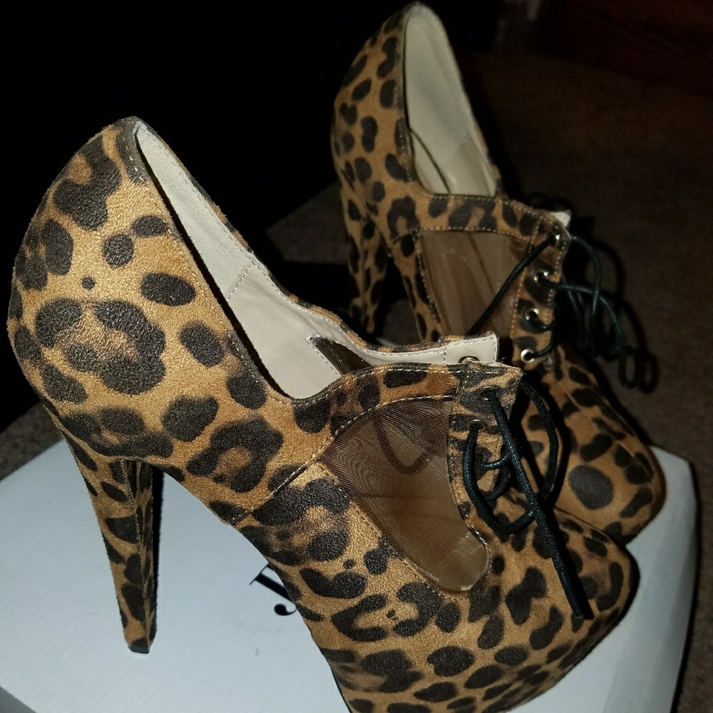 NWT JustFab Sirena Leopard platform heels
