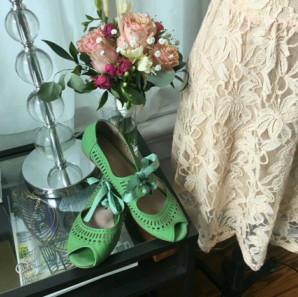 Green peep-toe leather flats