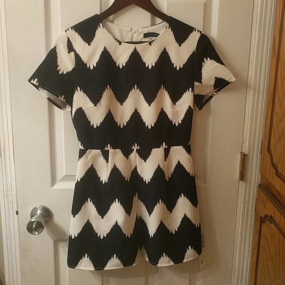 🚩Sale❤❤Chevron romper❤❤ - Picture 2 of 2