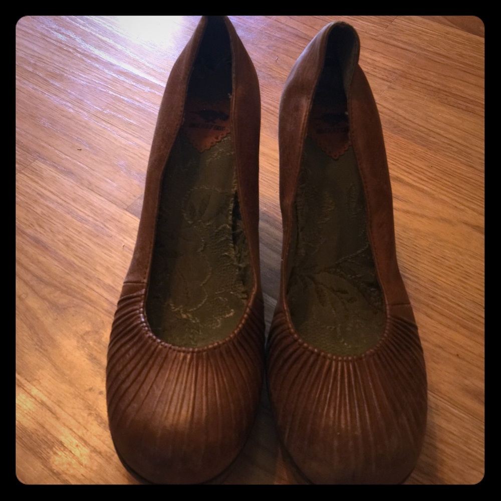 Rocket dog heels from buckle