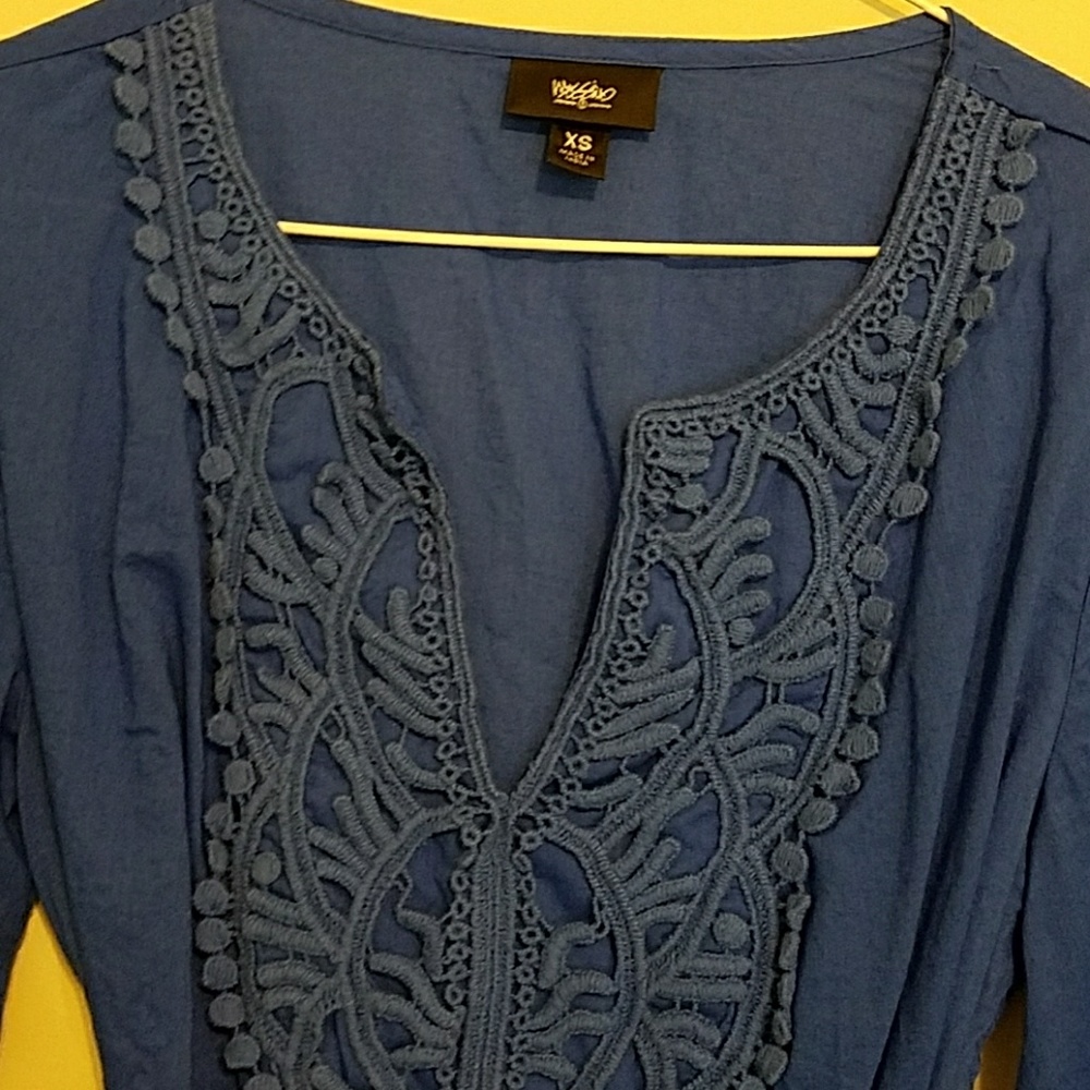 Pretty Blue Top. - Picture 2 of 3