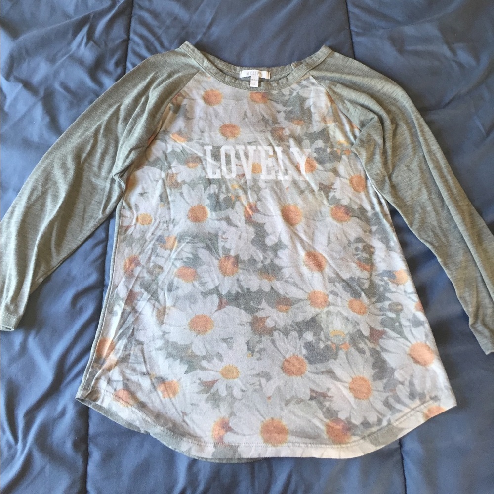 Super cute 3 quarter sleeved top