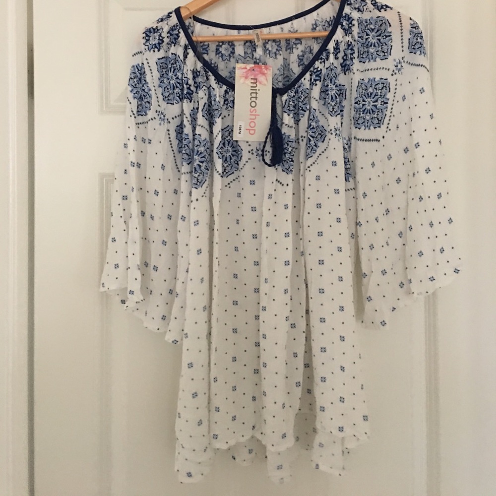 White and blue 3/4 sleeve top