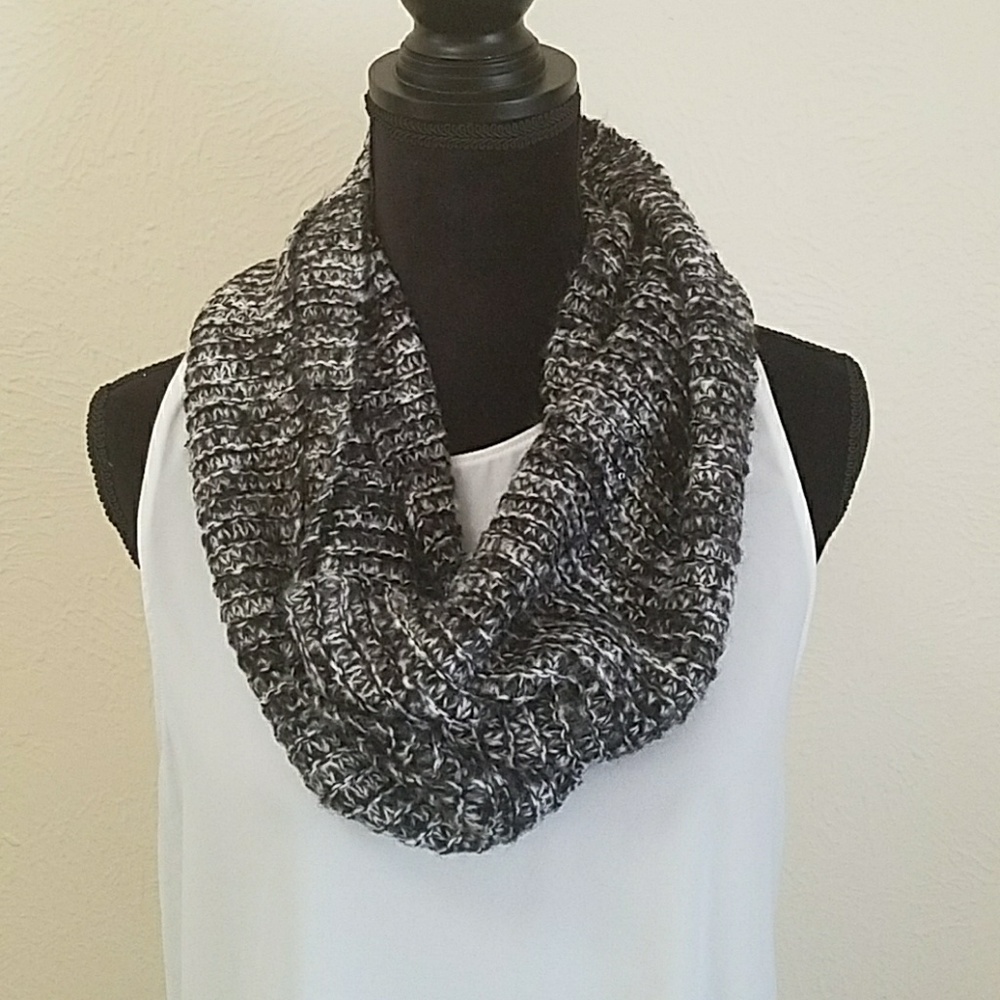 🎉 HP 🎉 Kensie sequined infinity scarf