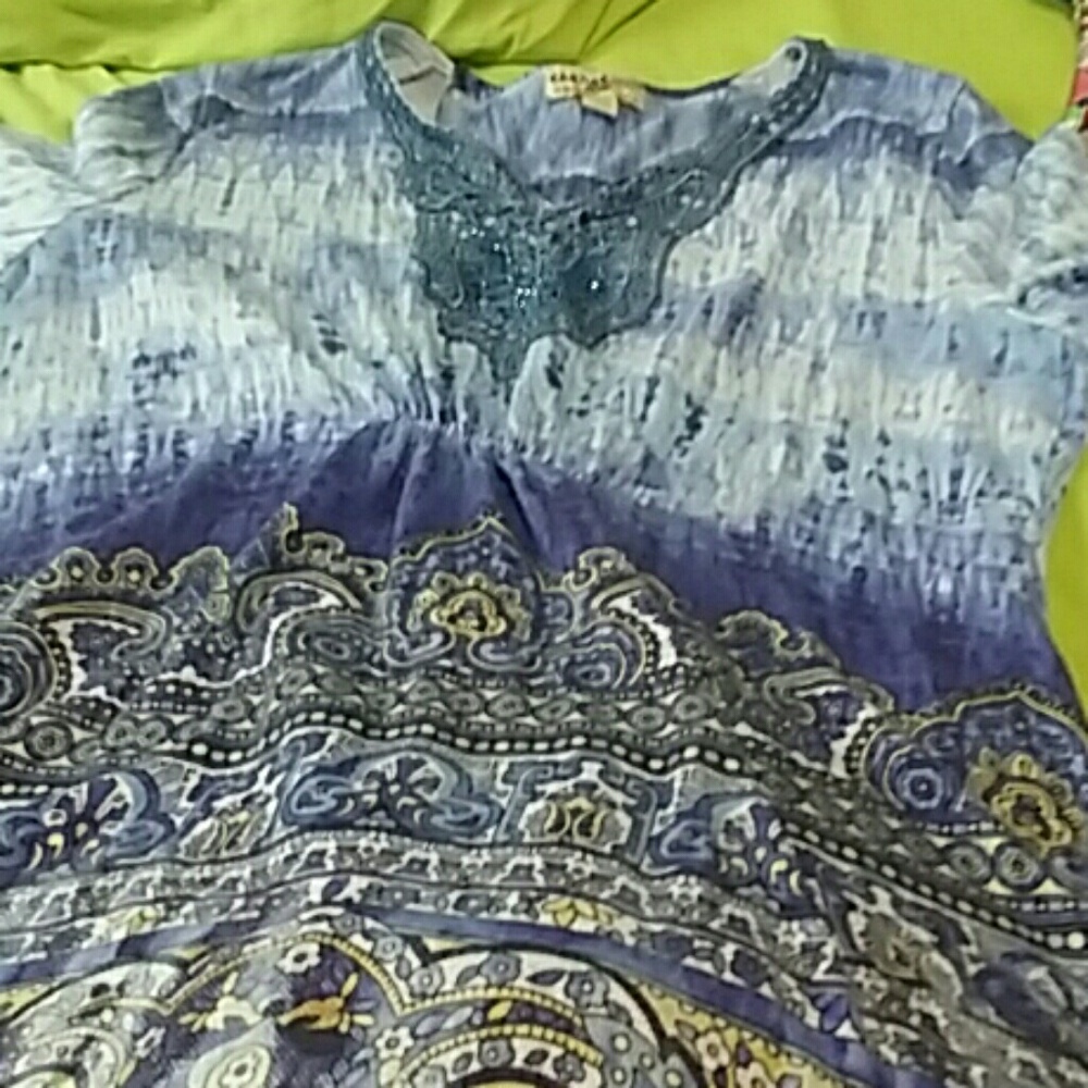 this is a shirt that has 3/4 sleeves.