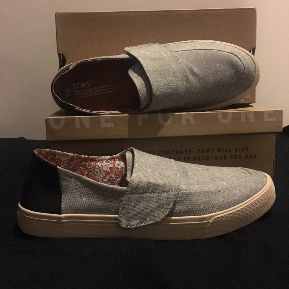 TOMS NWOT Light and Navy Blue Flats w/ dots