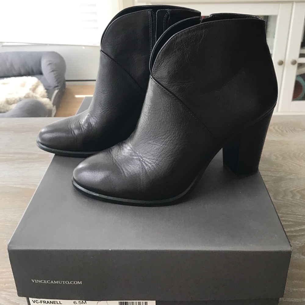 Vince Camuto Franell black notched booties sz 6.5