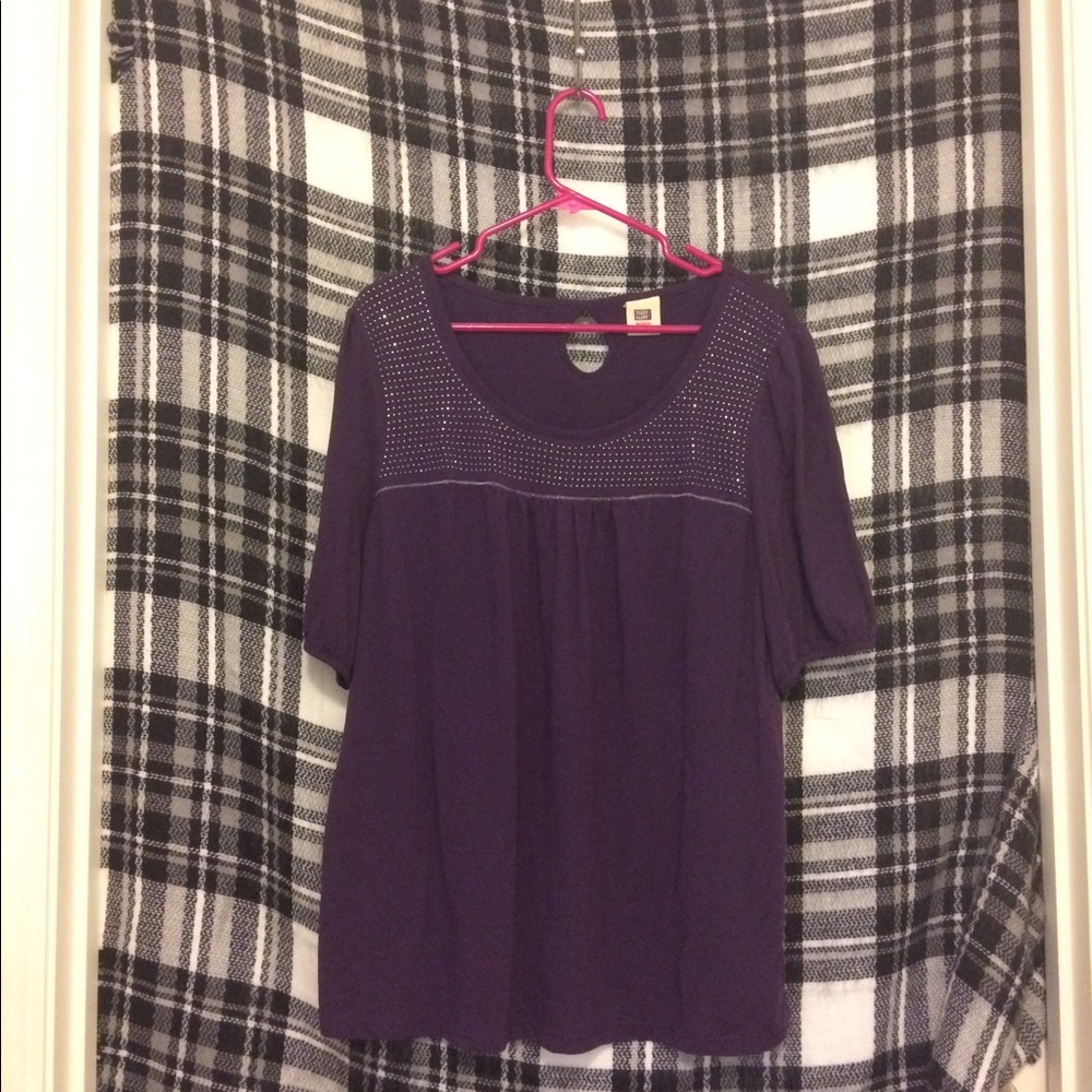 Purple shirt. Fits like a 1X, but there is no tag.